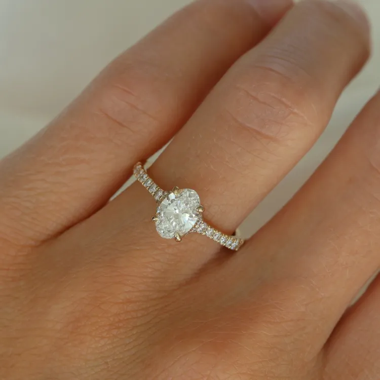oval lab grown diamant ring i 14 karat guld 1,0 ct 0,26 ct