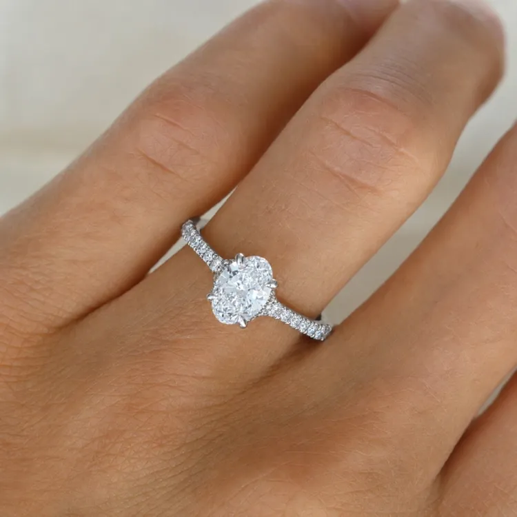 oval lab grown diamant ring i 14 karat hvidguld 1,0 ct 0,26 ct