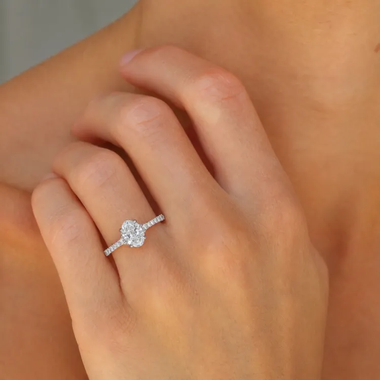 oval lab grown diamant ring i 14 karat hvidguld 1,0 ct 0,26 ct