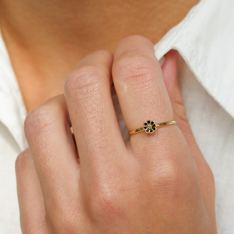 5 mm marguerit sort ring i forgyldt sølv - Maggie