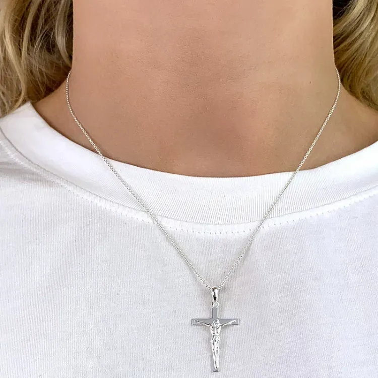 kors med jesus vedhæng i sølv - Amoré