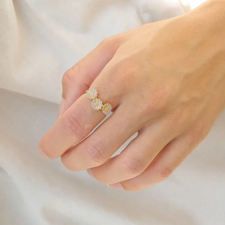 marguerit lilla ring i forgyldt sølv - Maggie