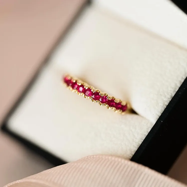 rubin alliancering i 14 karat guld 0,70 ct