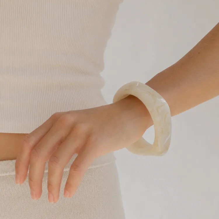 hvid bangle i resin - AURA