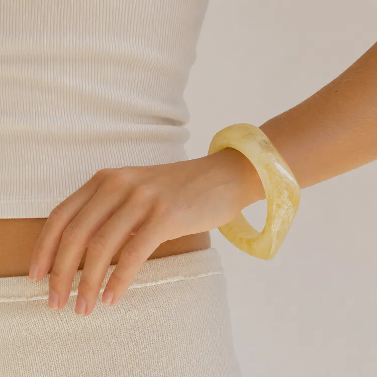 gul bangle i resin - AURA