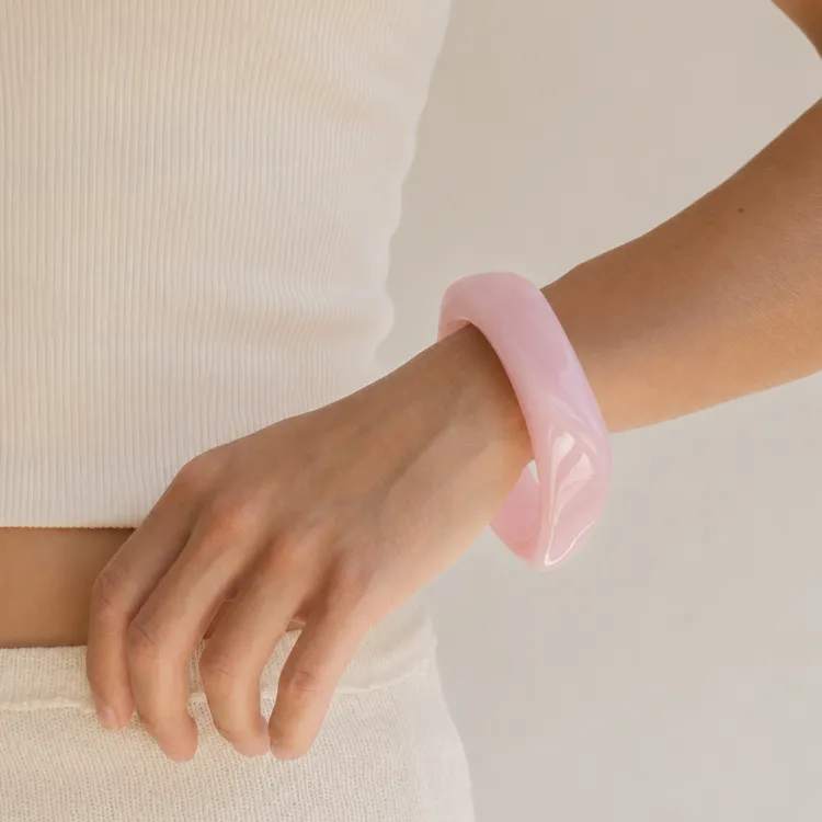 lyserød bangle i resin - AURA