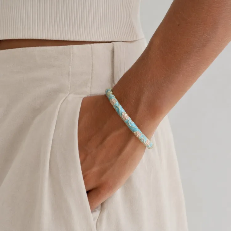vandfast blomster blå bangle i forgyldt stål - OCEANA