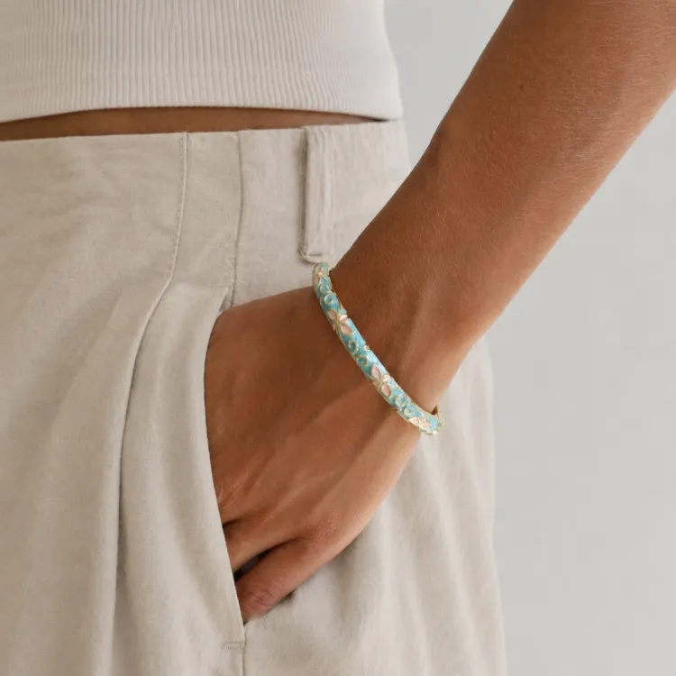 vandfast blomster lyseblå bangle i forgyldt stål - OCEANA