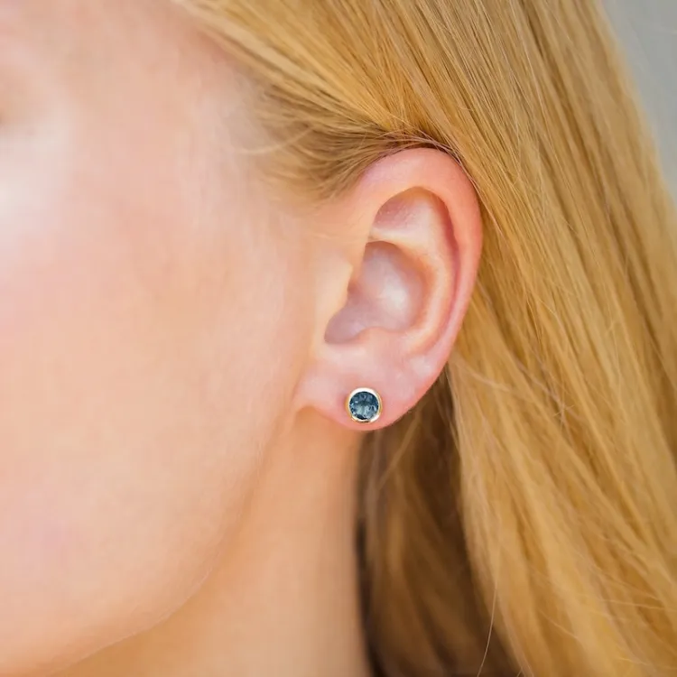 6,5 mm mørkeblå krystal ørestikker i forgyldt sølv - Loom Stones