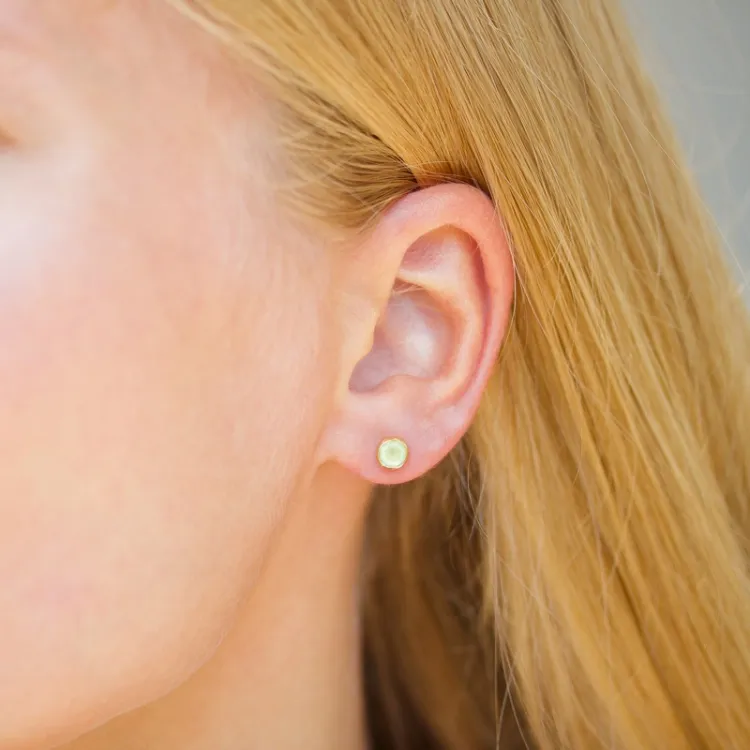 5 mm prehnite ørestikker i forgyldt sølv - Loom Stones