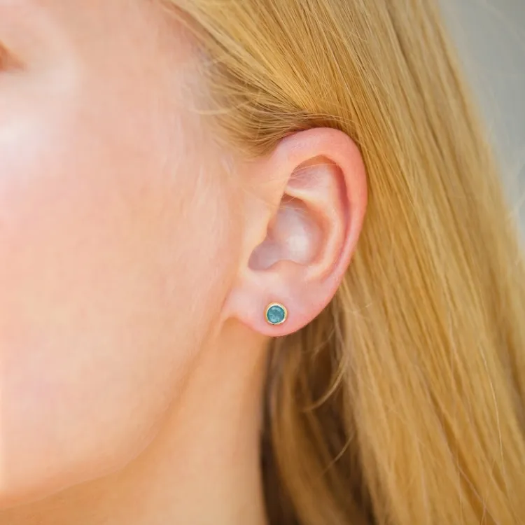 5 mm mørkeblå krystal ørestikker i forgyldt sølv - Loom Stones