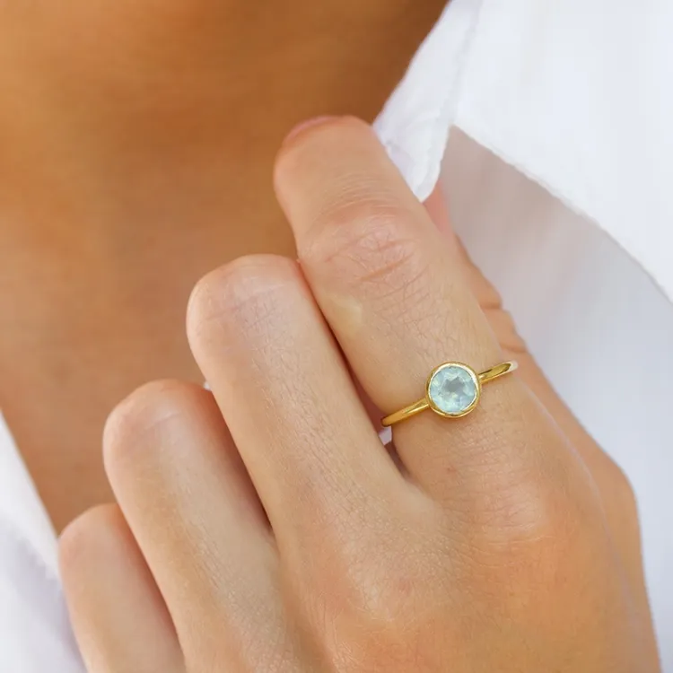 rund akvamarin ring i forgyldt sølv - Loom Stones
