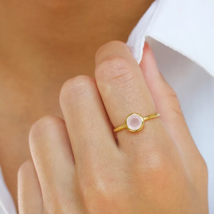 rund rosa krystal ring i forgyldt sølv - Loom Stones