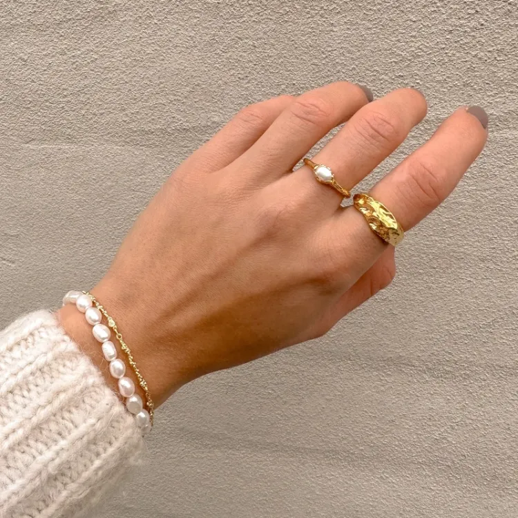 hvid perle ring i forgyldt sølv - Lumé Etched