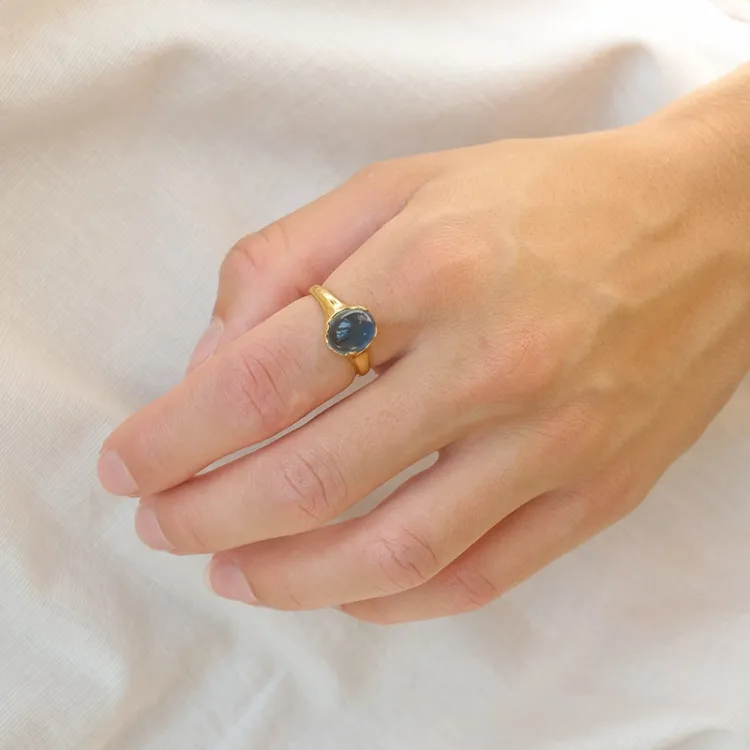 mørkeblå krystal ring i forgyldt sølv - Loom Stones