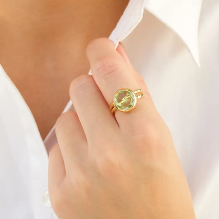 lysegrøn krystal ring i forgyldt messing - Loom Stones
