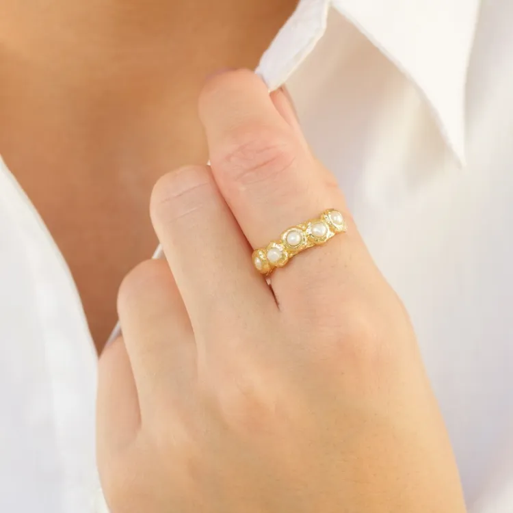 hvid perle ring i forgyldt messing - Eliné