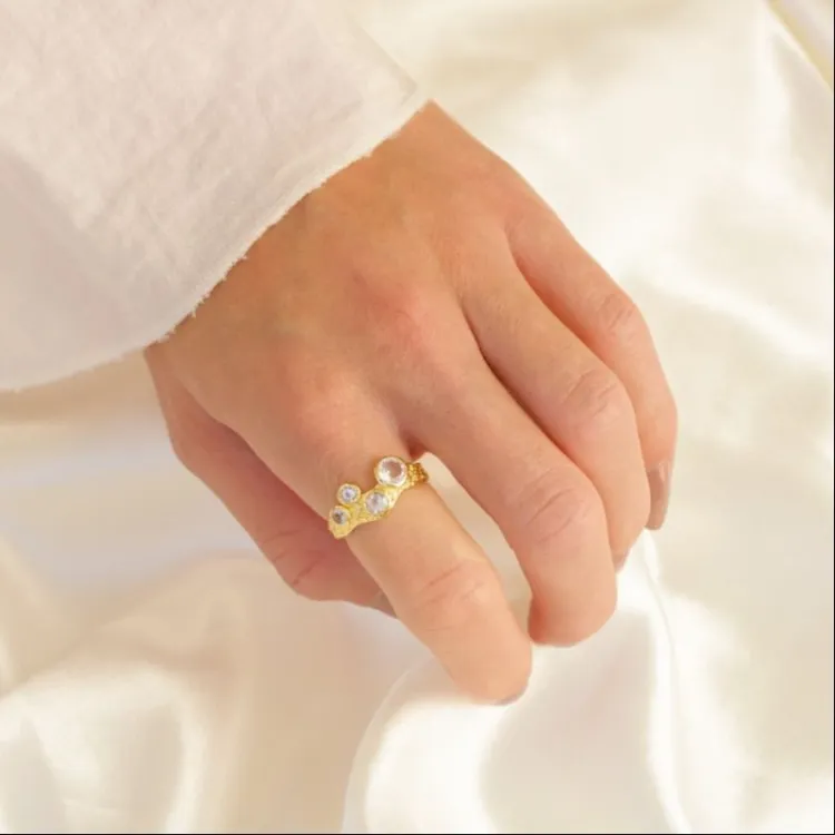 klar quartz ring i forgyldt messing - Loom Stones