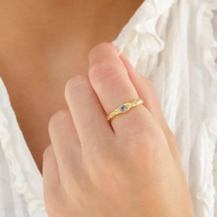 mørkeblå krystal ring i forgyldt messing - Eliné