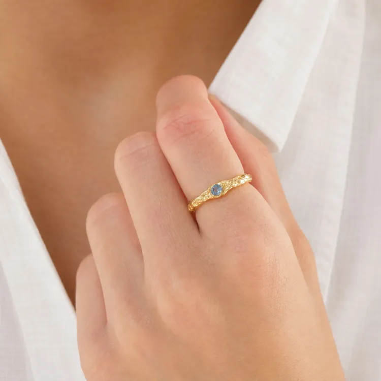 mørkeblå krystal ring i forgyldt messing - Eliné