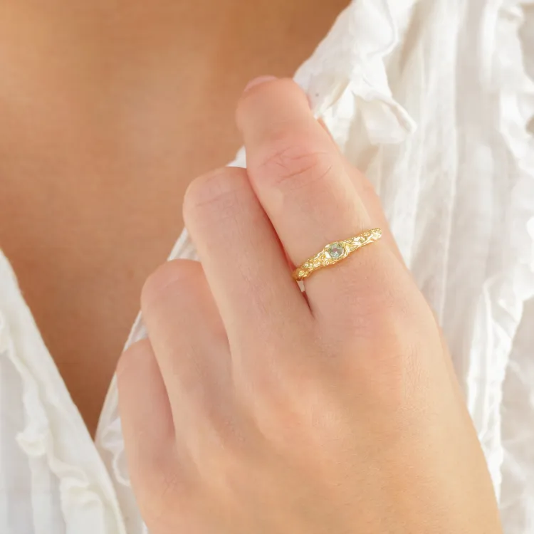 lysegrøn krystal ring i forgyldt messing - Eliné