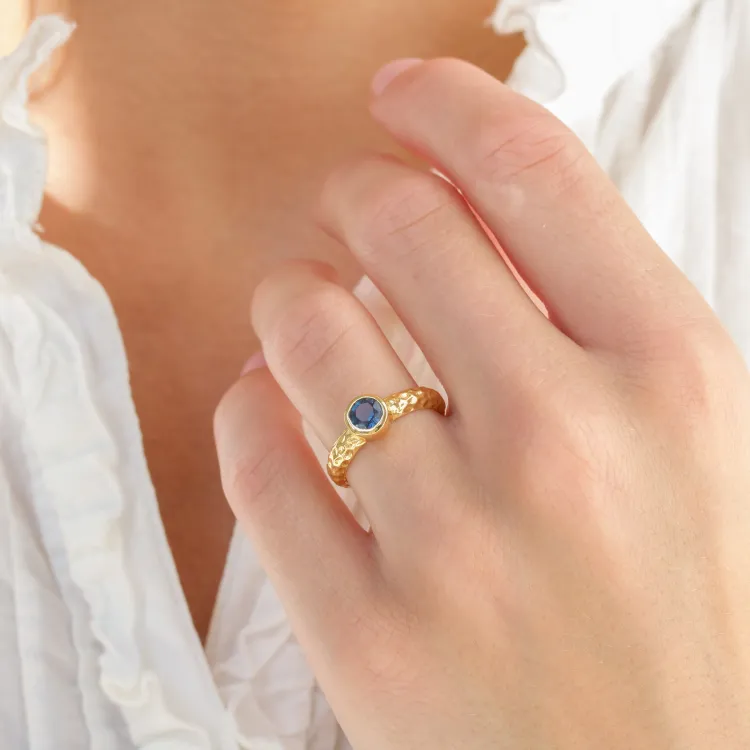 blå krystal ring i forgyldt messing - Eliné