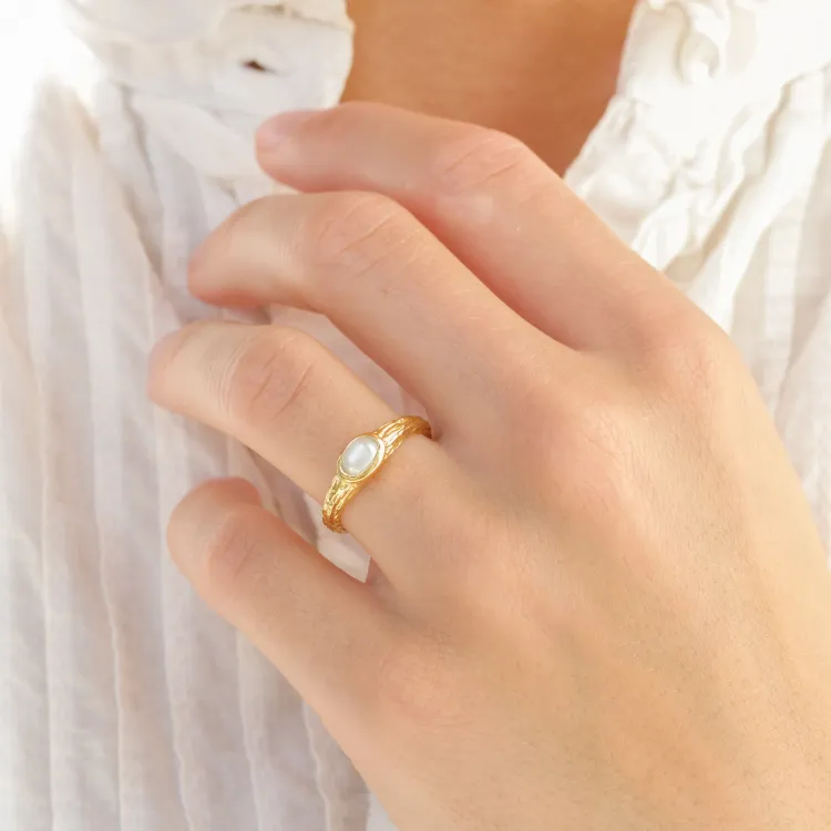 syntetisk perle ring i forgyldt messing - Eliné