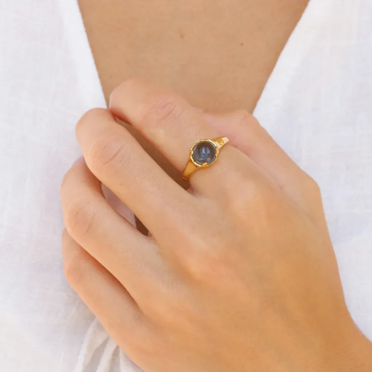 mørkeblå krystal ring i forgyldt messing - Loom Stones