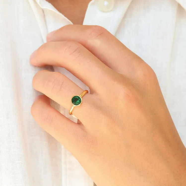 grøn krystal ring i forgyldt messing - Loom Stones