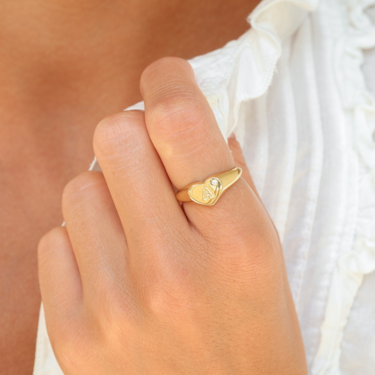 bogstav A zirkon ring i forgyldt messing