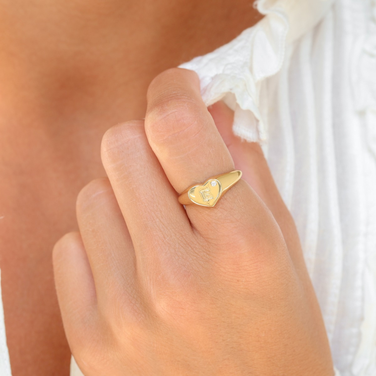 bogstav E zirkon ring i forgyldt messing