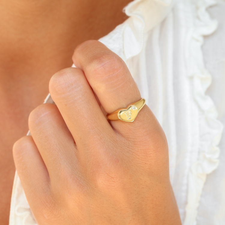 bogstav F zirkon ring i forgyldt messing