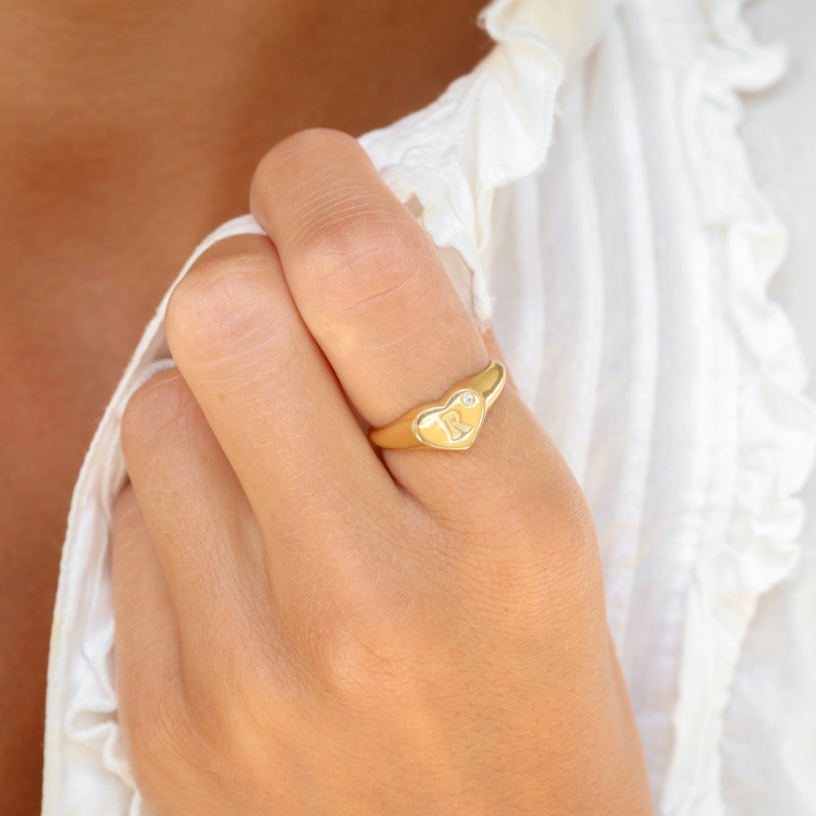 bogstav R zirkon ring i forgyldt messing