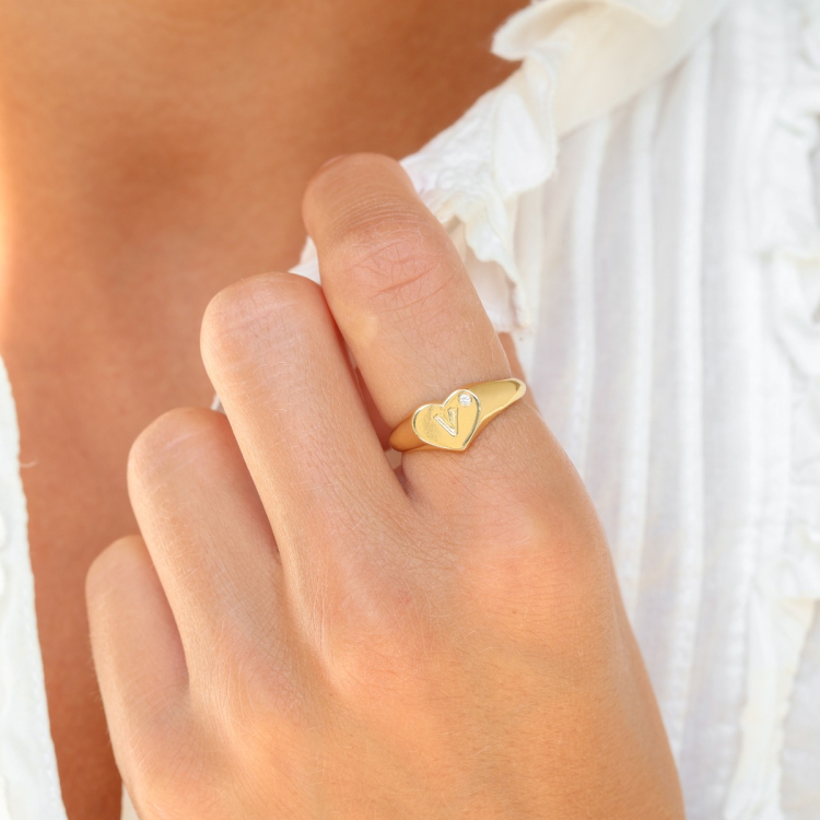 bogstav V zirkon ring i forgyldt messing
