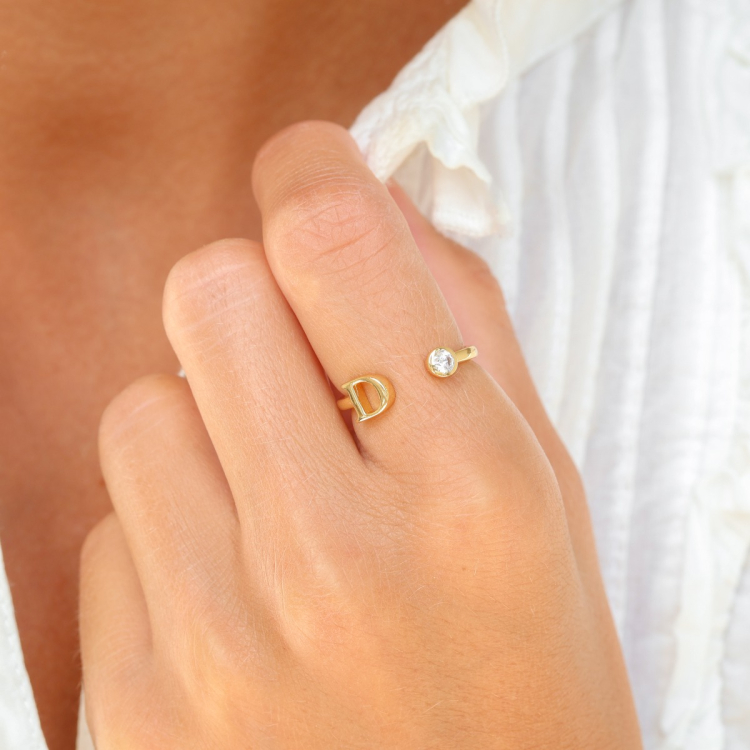 bogstav D zirkon ring i forgyldt messing