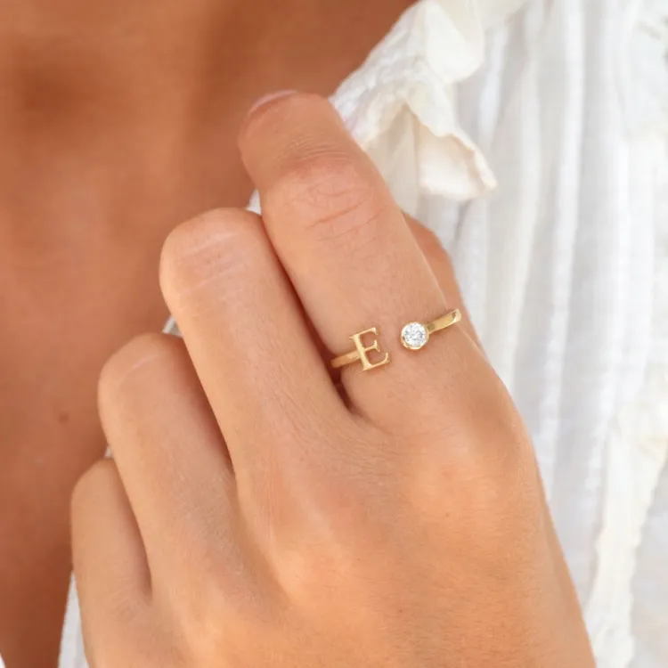 bogstav E zirkon ring i forgyldt messing - My Letter