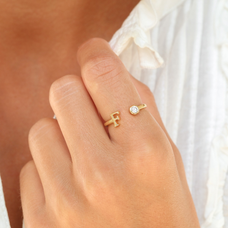 bogstav F zirkon ring i forgyldt messing
