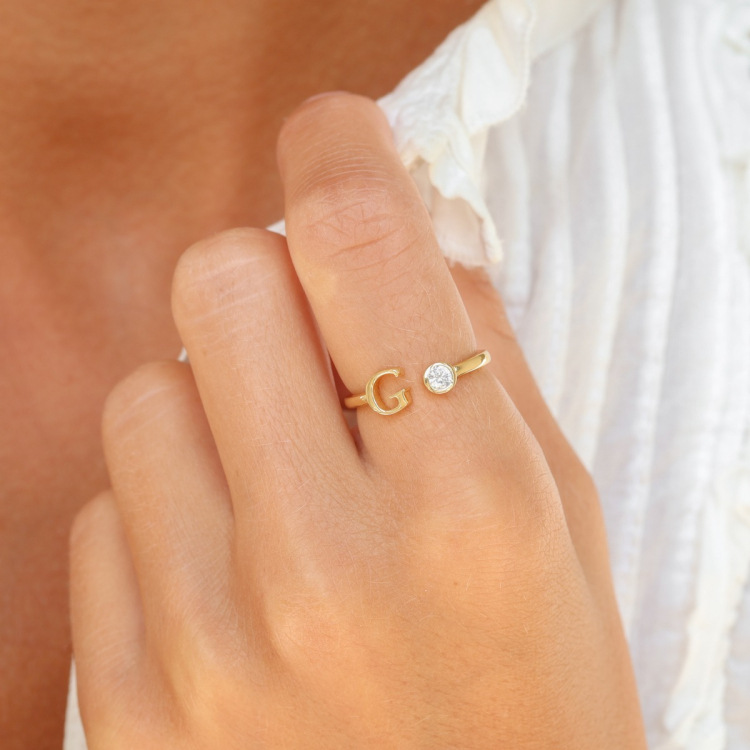 bogstav G zirkon ring i forgyldt messing