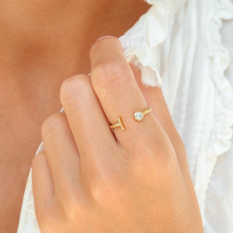 bogstav I zirkon ring i forgyldt messing