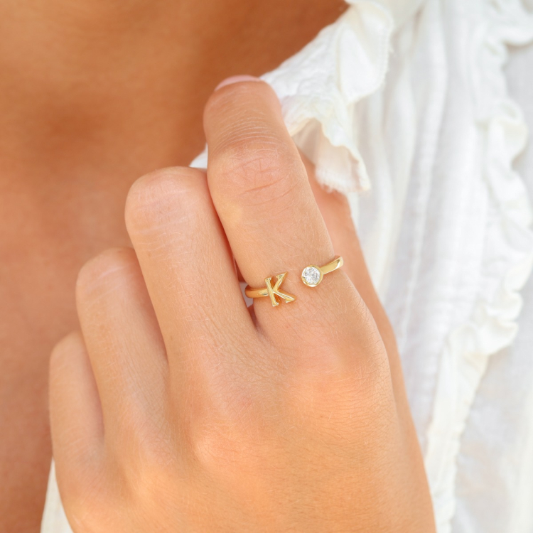 bogstav K zirkon ring i forgyldt messing