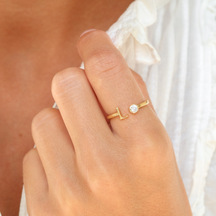 bogstav L zirkon ring i forgyldt messing