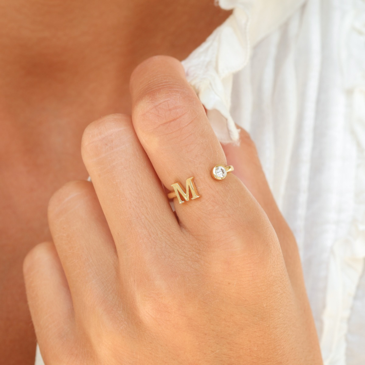 bogstav M zirkon ring i forgyldt messing