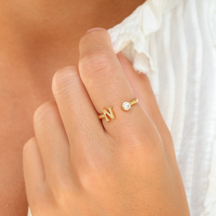 bogstav N zirkon ring i forgyldt messing