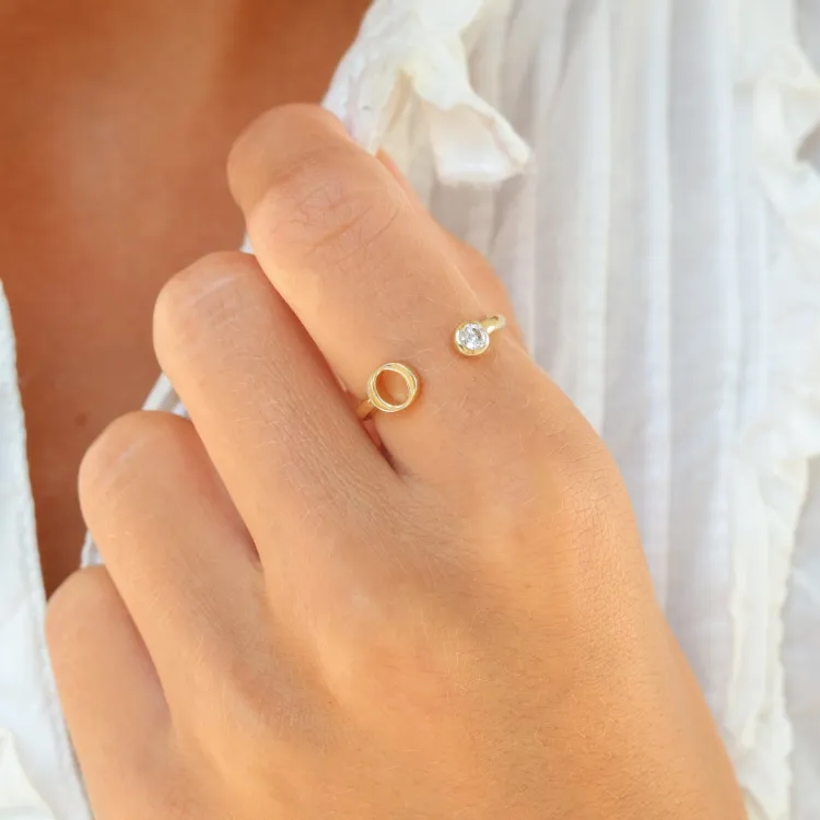 bogstav O zirkon ring i forgyldt messing