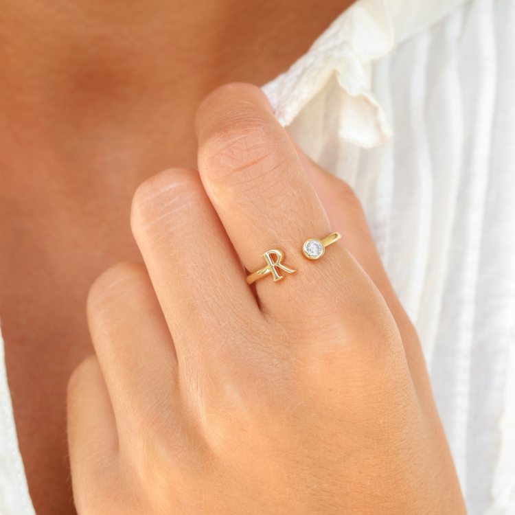 bogstav R zirkon ring i forgyldt messing