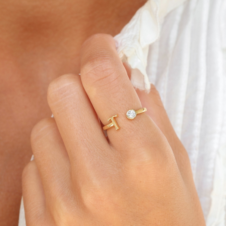 bogstav T zirkon ring i forgyldt messing