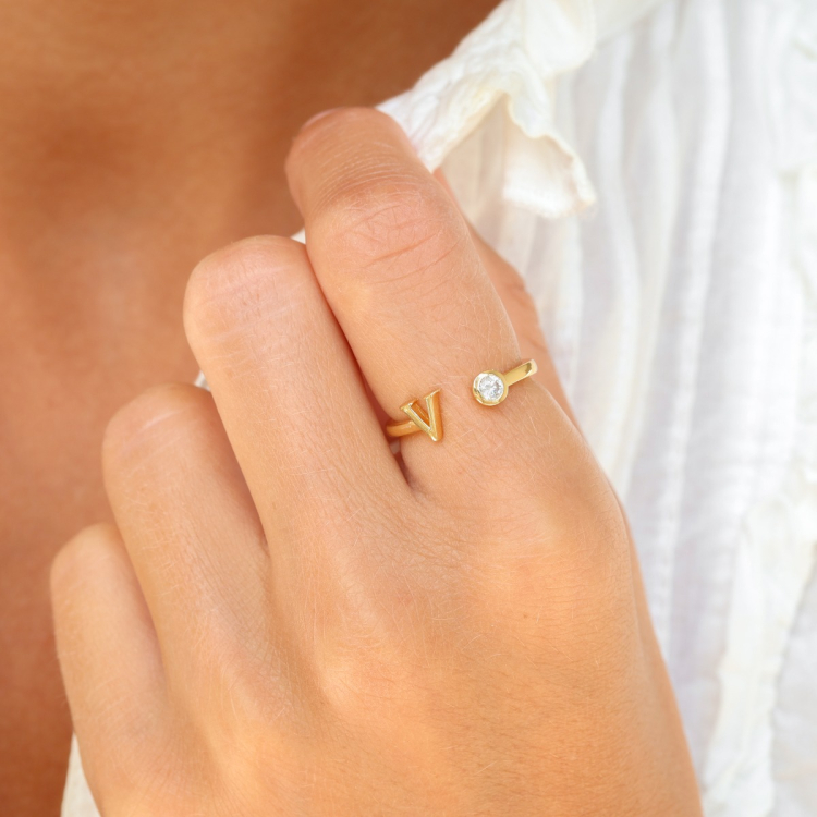 bogstav V zirkon ring i forgyldt messing