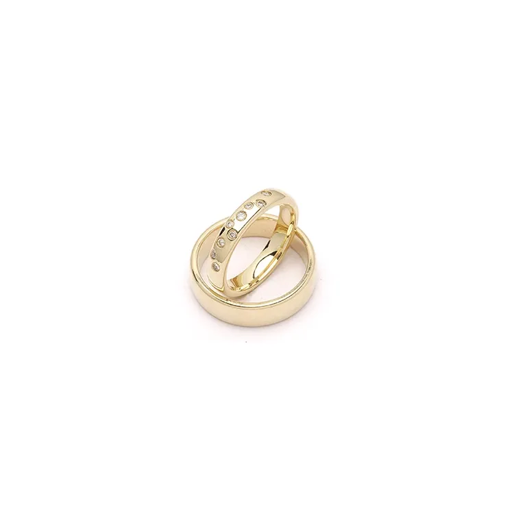 Stjernedrys vielsesringe i 9 karat guld 0,126 ct - sæt