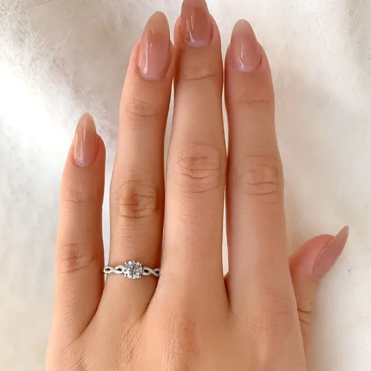 rund zirkon ring i rhodineret sølv