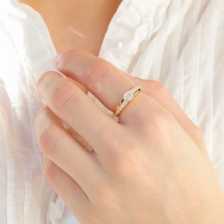 Elegant rund zirkon ring i forgyldt sølv